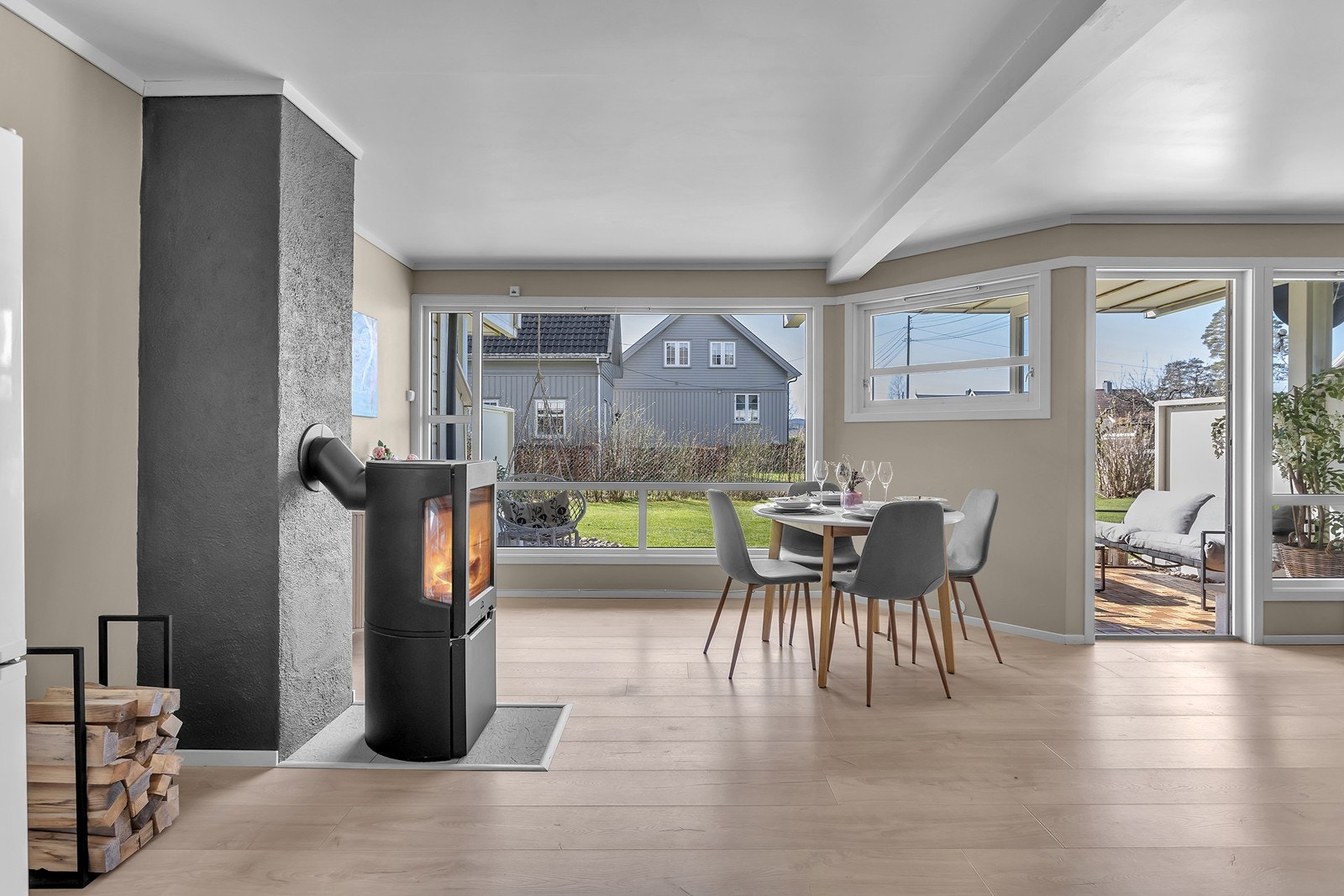 Romslig og luftig stue med store vindusflater som slipper inn rikelig med dagslys. Galleribilde
