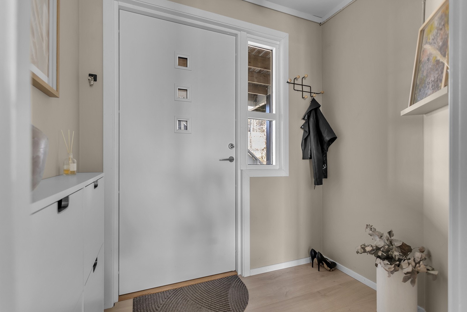 Velkommen inn! Lys entré med plass til oppbevaring av yttertøy og sko. Galleribilde