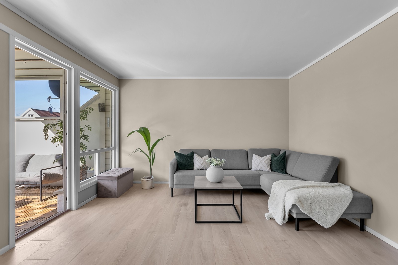 Stuen har rikelig med plass til sofa og TV-møblement. Galleribilde