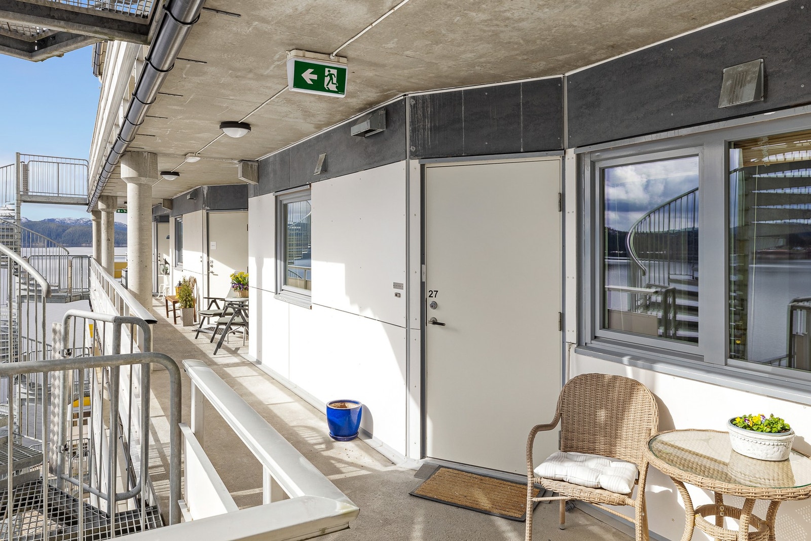 Koselig og lun svalgang med takoverbygg Galleribilde