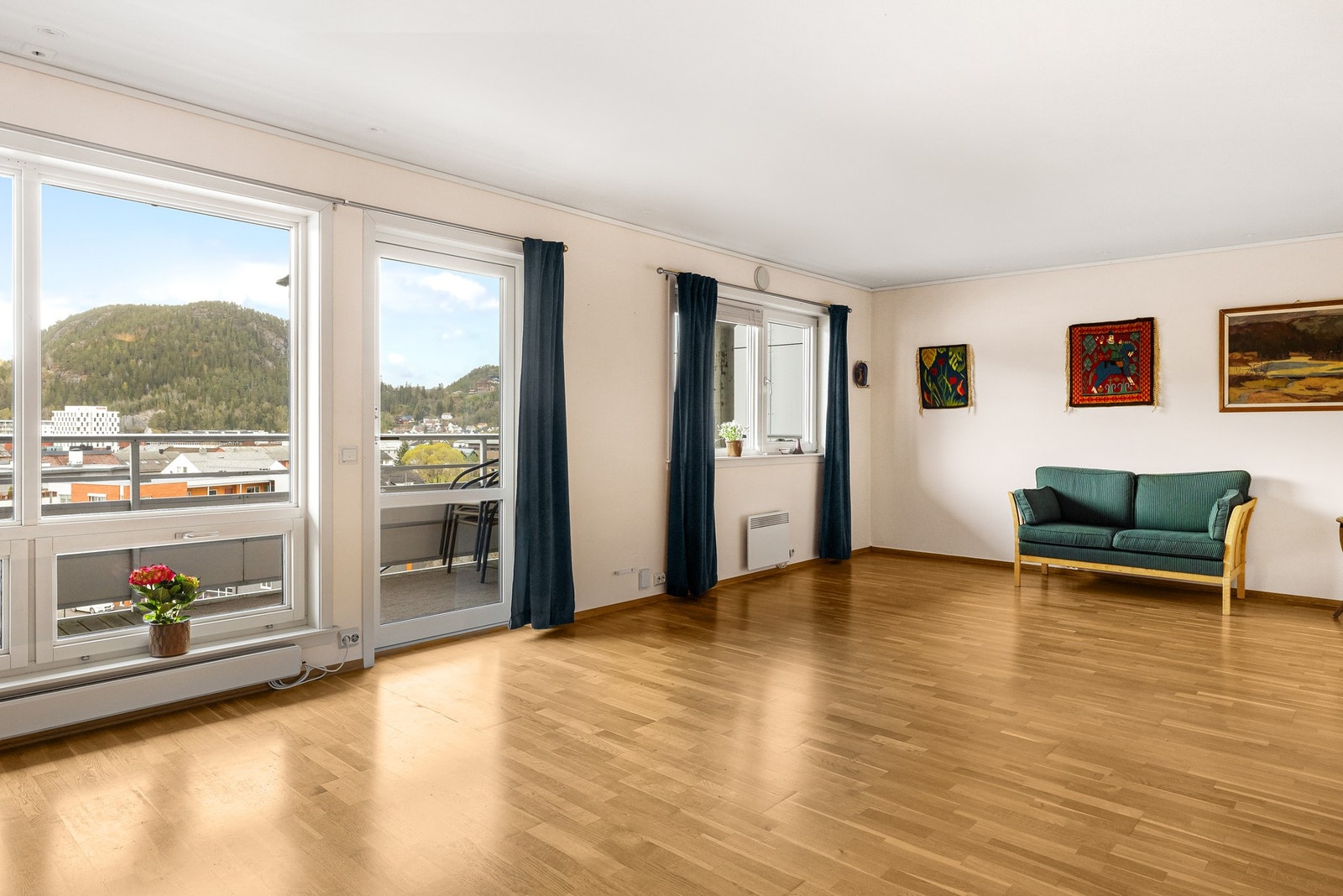 Enkel tilkomst til balkong som innbyr til både hygge og avslapning Galleribilde