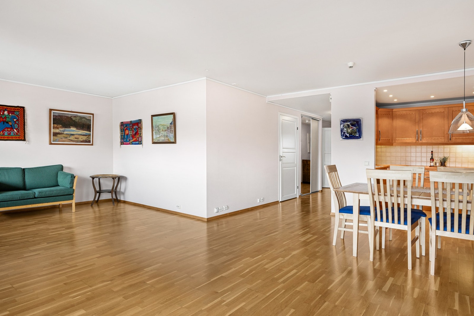God plass til hyggelige måltider rundt romslig spisegruppe Galleribilde