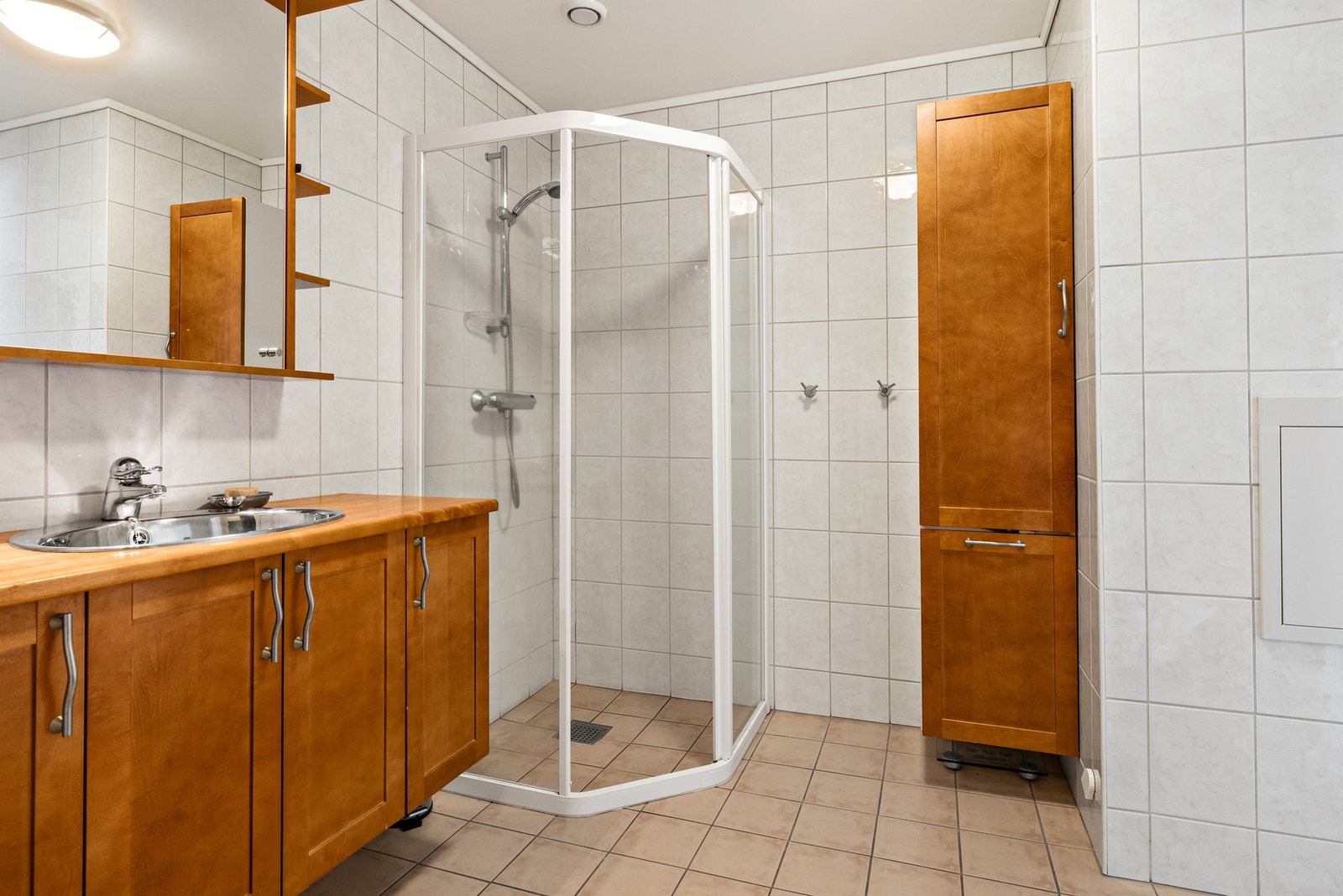 Badet har fliser på både gulv og vegger Galleribilde