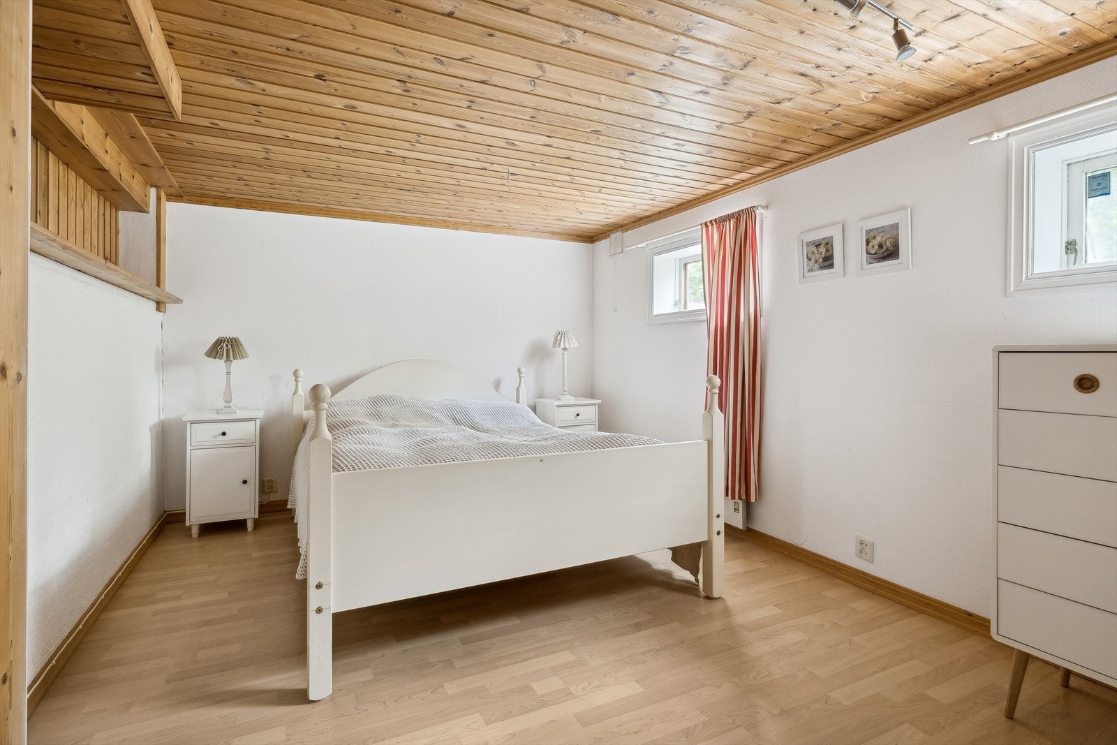 På soverom i kjeller er vinduer for høyt plassert på vegg og for små for rømning. Galleribilde