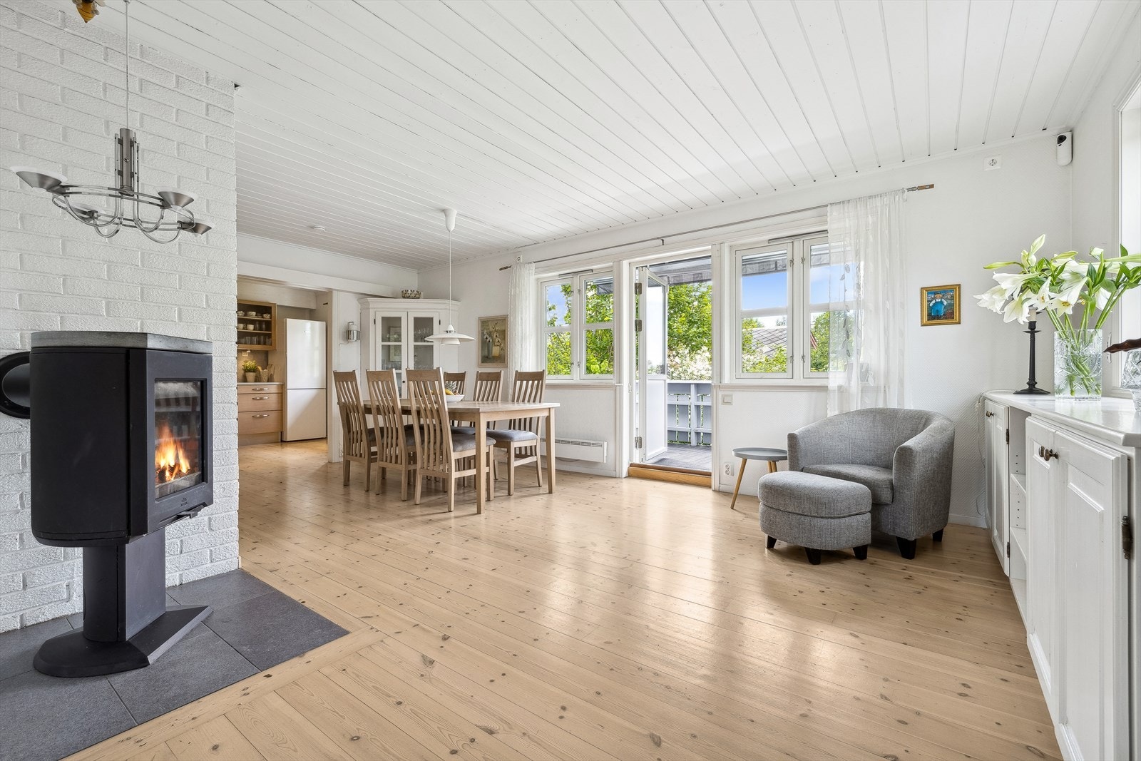 Stuen er designet om et åpent rom med praktiske soner som gir rikelig plass til både sofagruppe og spisebord. Galleribilde