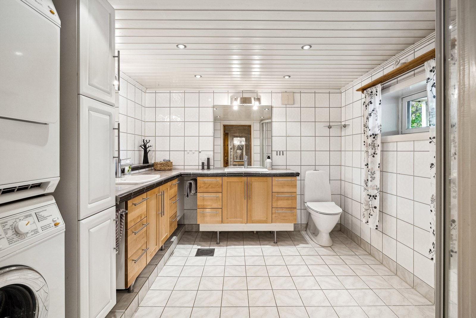Badet ligger i kjelleretasjen og har elektriske varmekabler i gulvet. Galleribilde