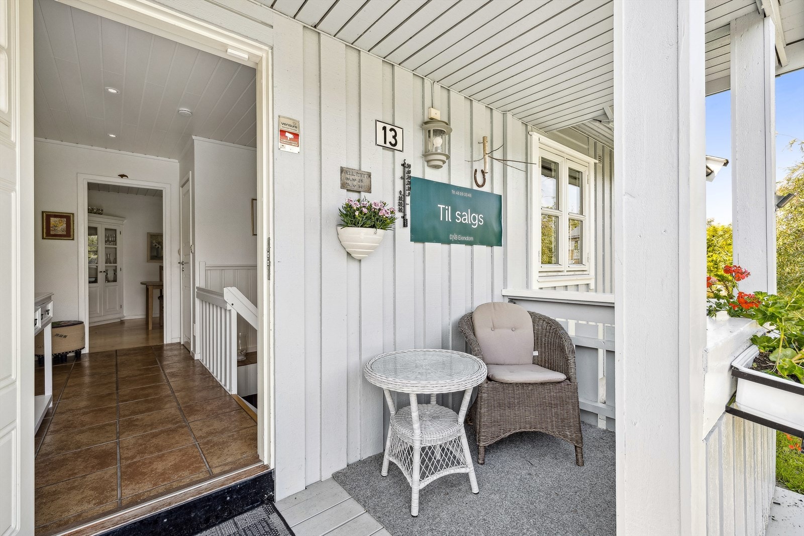 Hyggelig, overbygget inngangsparti med plass til kafesett. Galleribilde