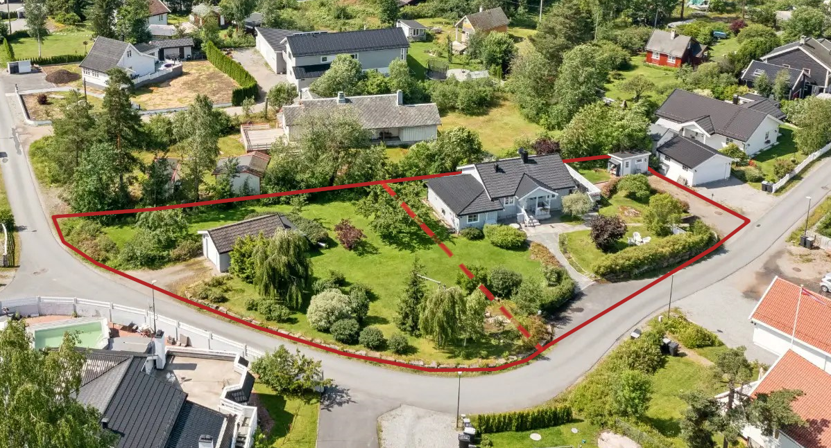 Eiendommen som selges er markert til høyre i bildet. Galleribilde