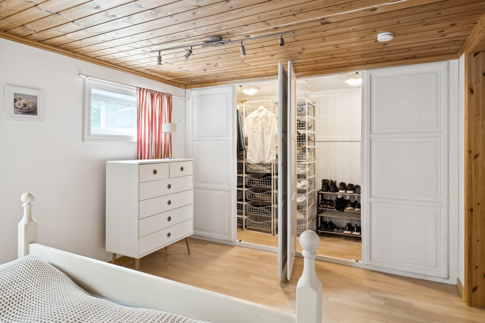 Soverommet i underetasjen er det rikelig med skapplass. Galleribilde