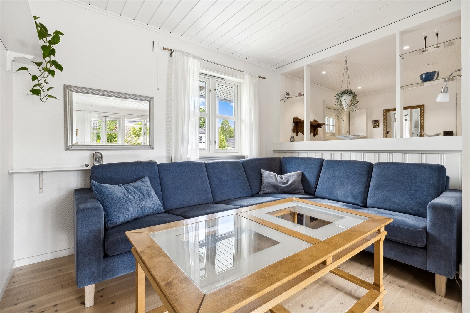 Her er det rikelig plass til både en sofagruppe og tilhørende møblement. Galleribilde