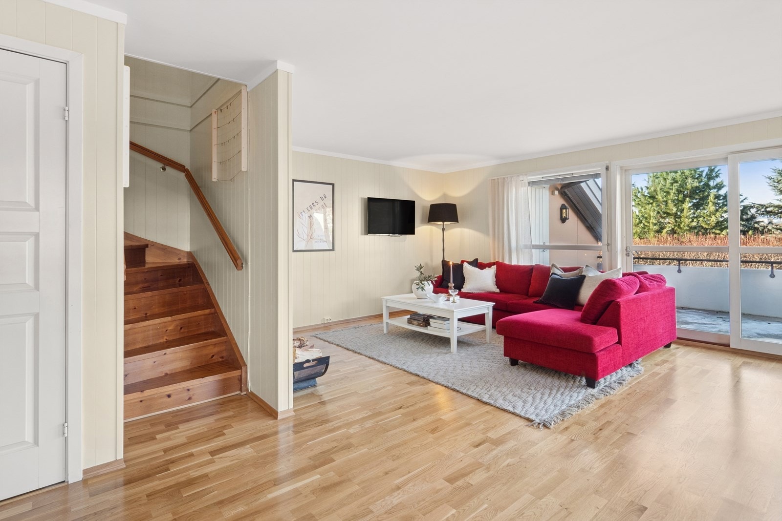 Innbydende stue med god plass til sofagruppe og annet ønsket innventar. Galleribilde