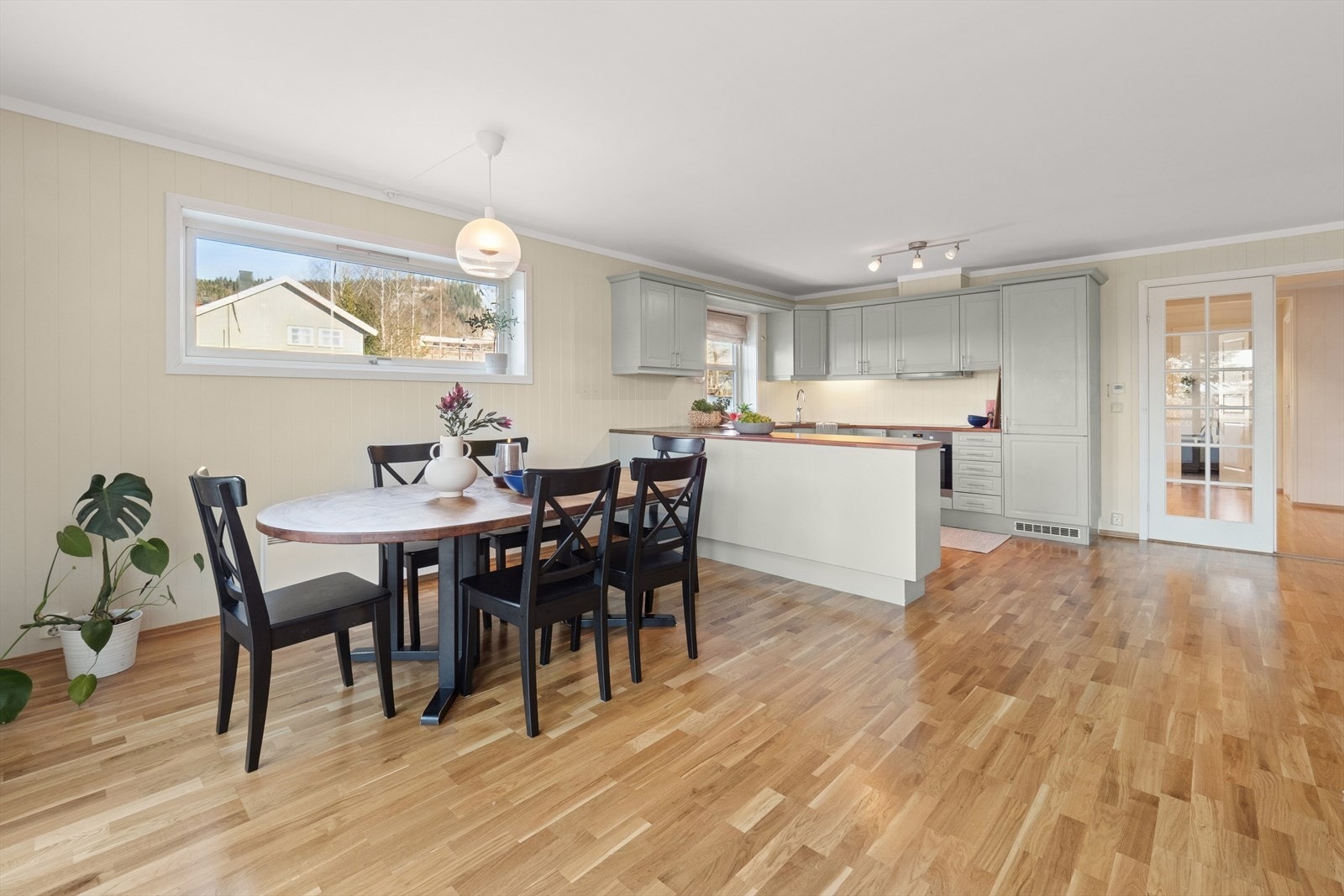 God plass til spisebord der man kan samle familie og venner til hyggelige sammenkomster. Galleribilde