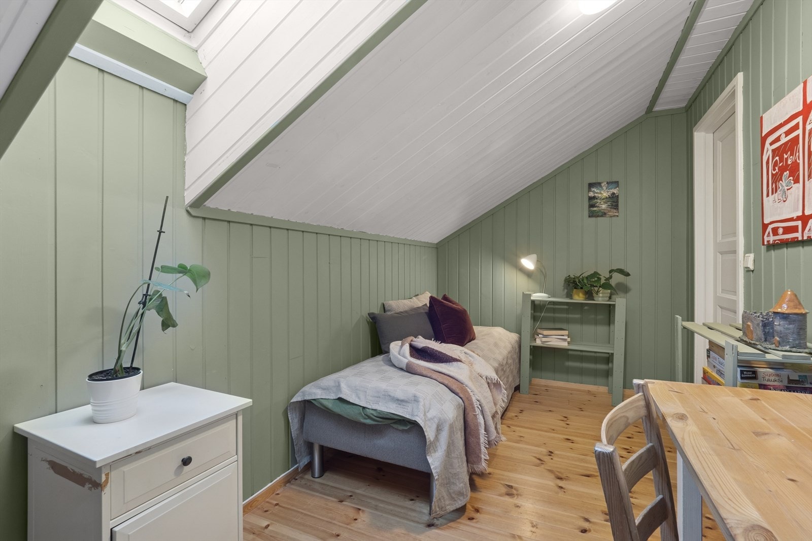 Kott/lagringsrom. Boden brukes av nåværende eier som sove-/gjesterom. Begge bodene i 2. etasje har takvinduer. Rommene er ikke godkjent som rom for varig opphold men godkjent som bod. Galleribilde
