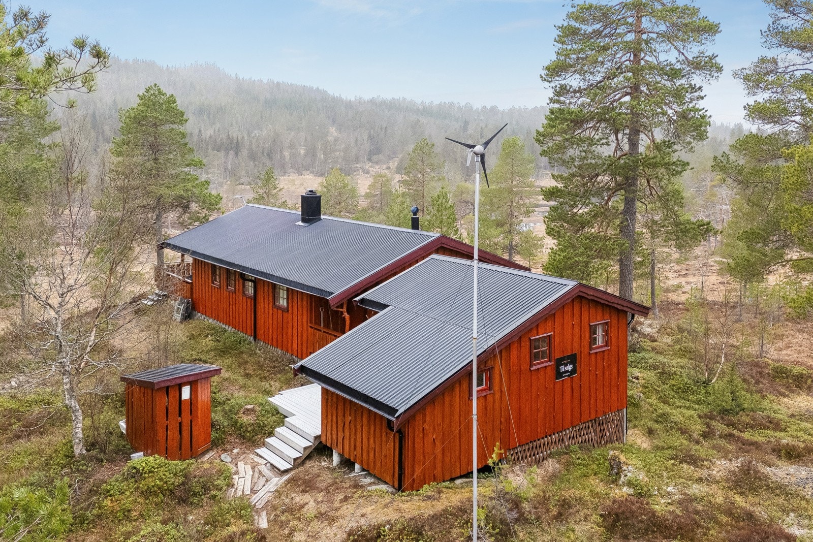 Hytta ligger på et høydedrag slik at man får fine sol- og utsiktsforhold Galleribilde