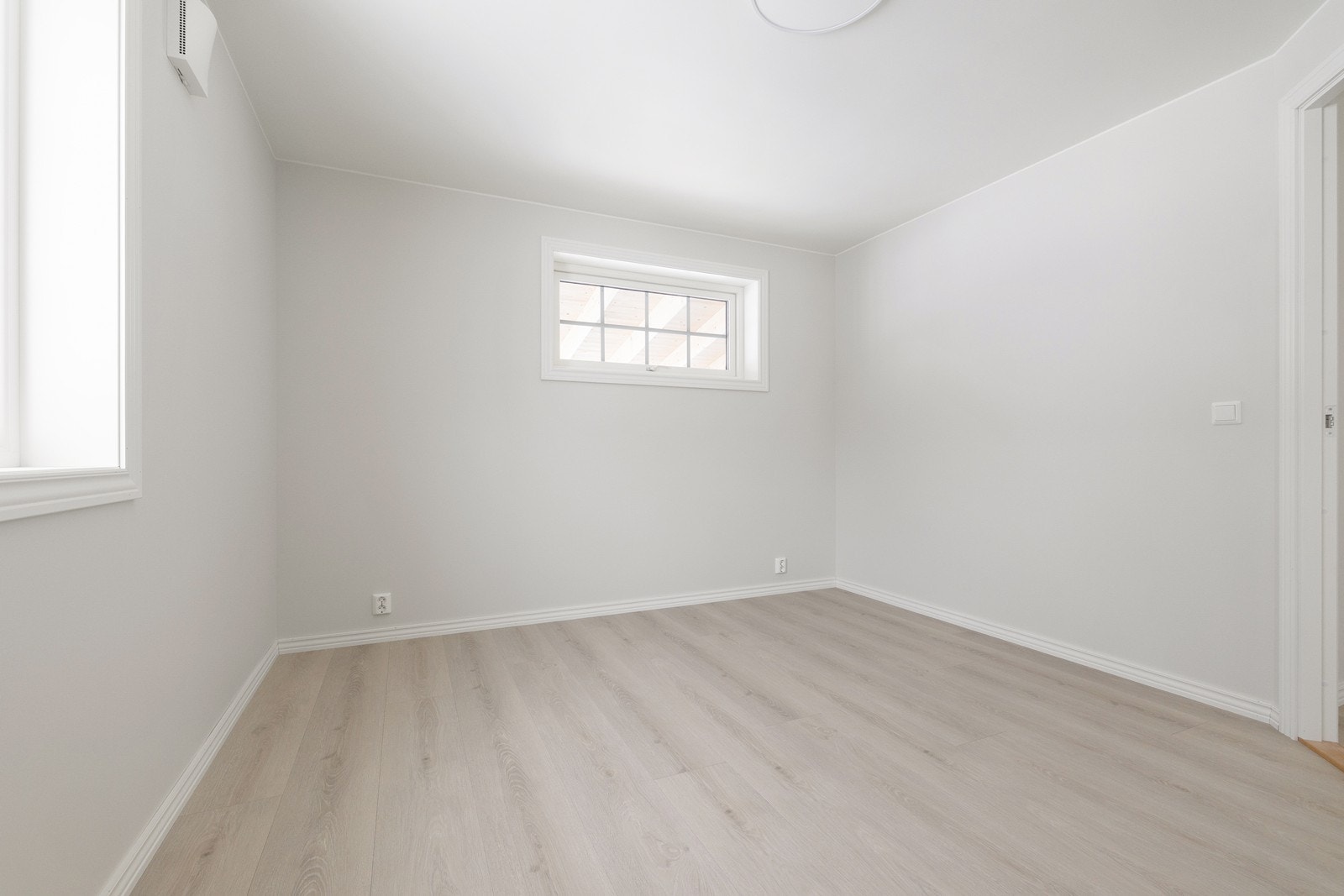 Soverommet har gode garderobemuligheter og har naturlig lys fra flere sider. Galleribilde
