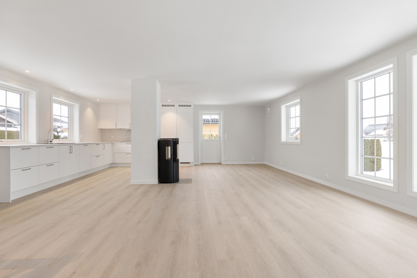 Boligen ble totalrenovert i 2025 og holder en god standard. Et romslig kjøkken og stue i åpen løsning møter deg i 1. etasje. (Innebilder: Trond Walsø) Galleribilde