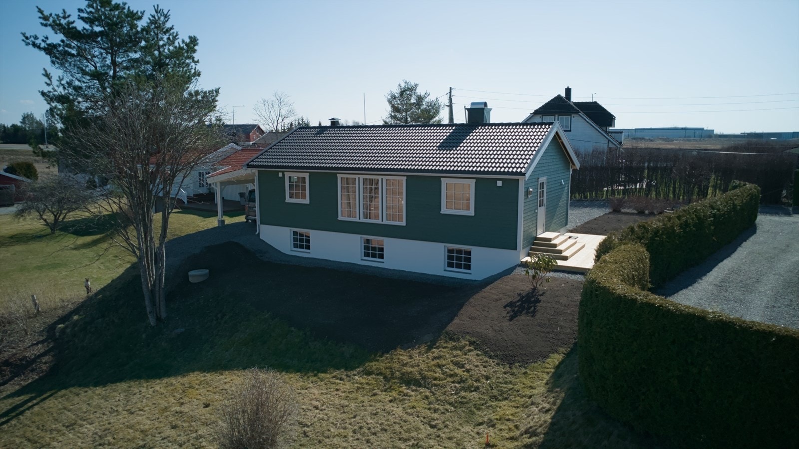 Fra stuen i 1. etasje er det utgang til en terrasse på siden av boligen. Galleribilde
