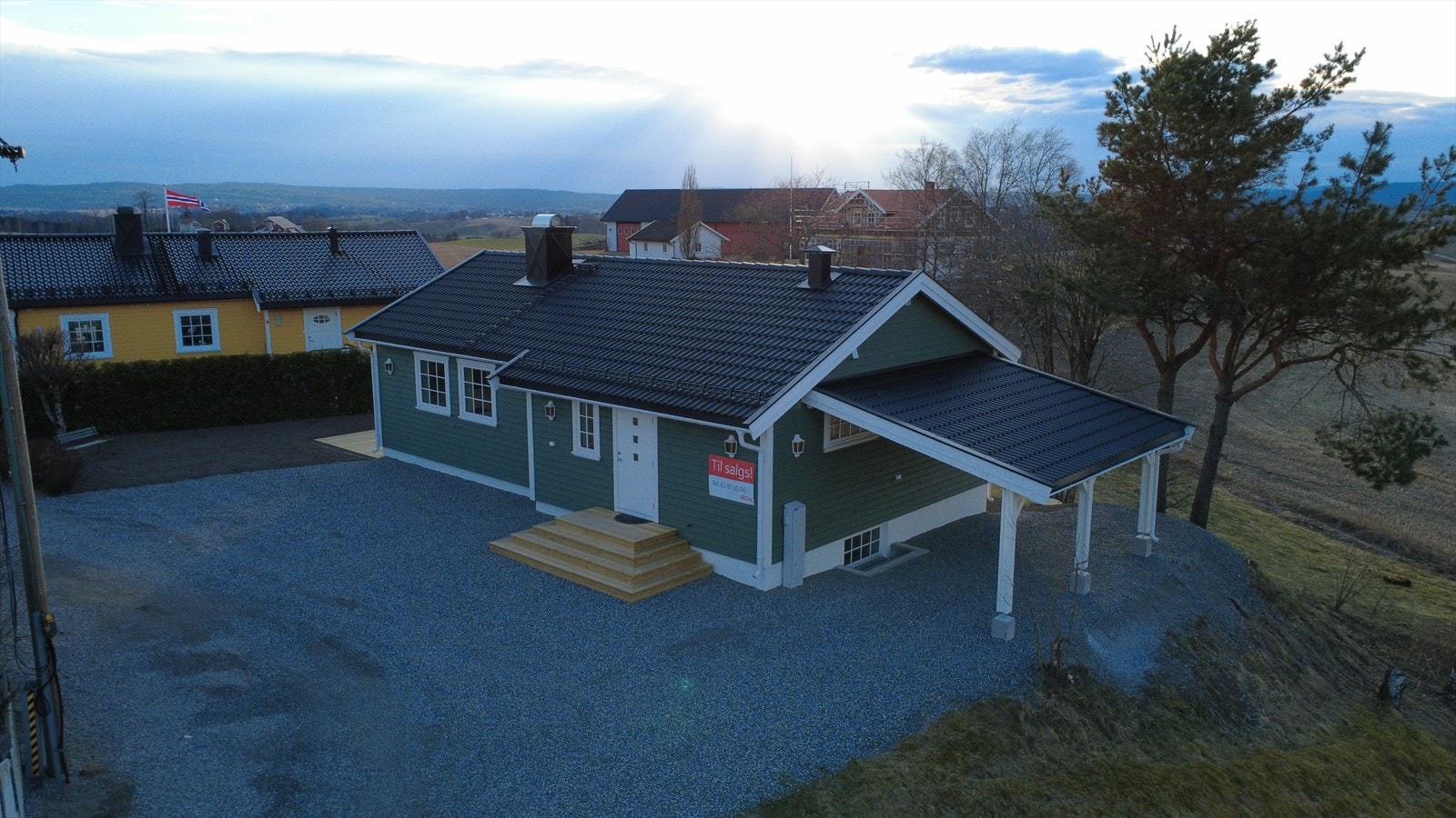 Boligen har flere parkeringsplasser på egen gårdplass, samt carport på siden av boligen. Galleribilde