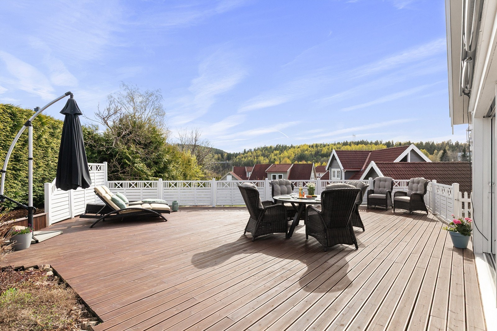 Stor terrasse med plass til flere forskjellige soner/møblement - Markise er montert over terrassedøren- Bilder ved Eiendomsfoto AS Stener Widnes Galleribilde