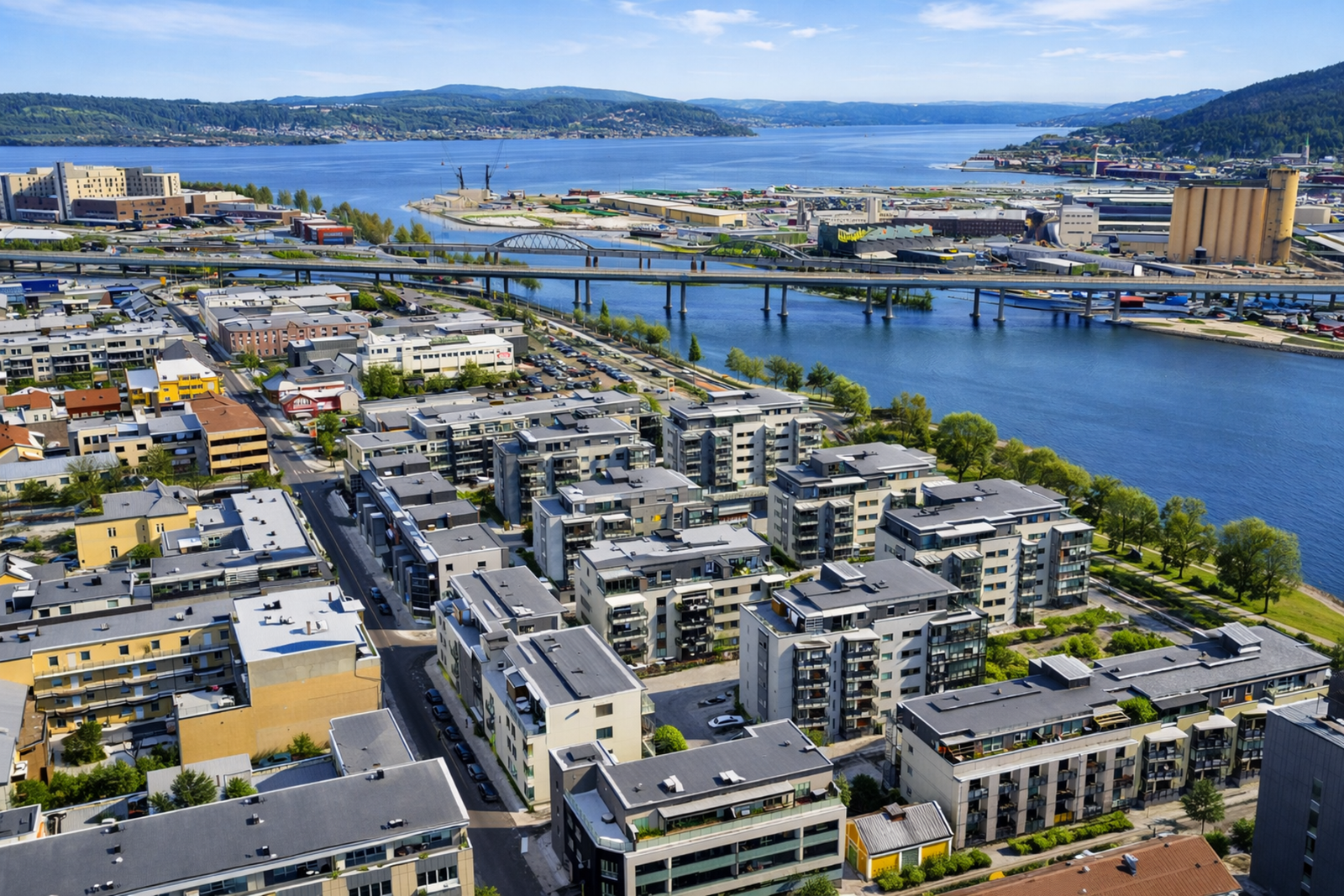 Her bor du med umiddelbar nærhet til det meste Drammen har å by på. Kun få minutters gange tar deg til CC kjøpesenter, hyggelige spisesteder, bussholdeplass og det attraktive aktivitetsområdet langs Drammenselva med badeplass, sandvolleyballbane og flotte Galleribilde