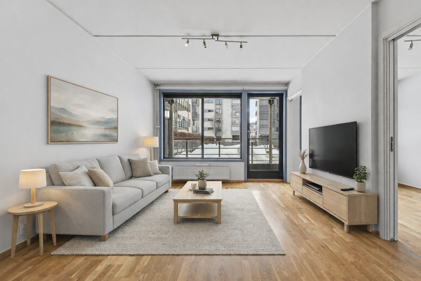 Her er det plass til både sofagruppe og spisebord, og rommet har en fleksibel møbleringsløsning. Galleribilde