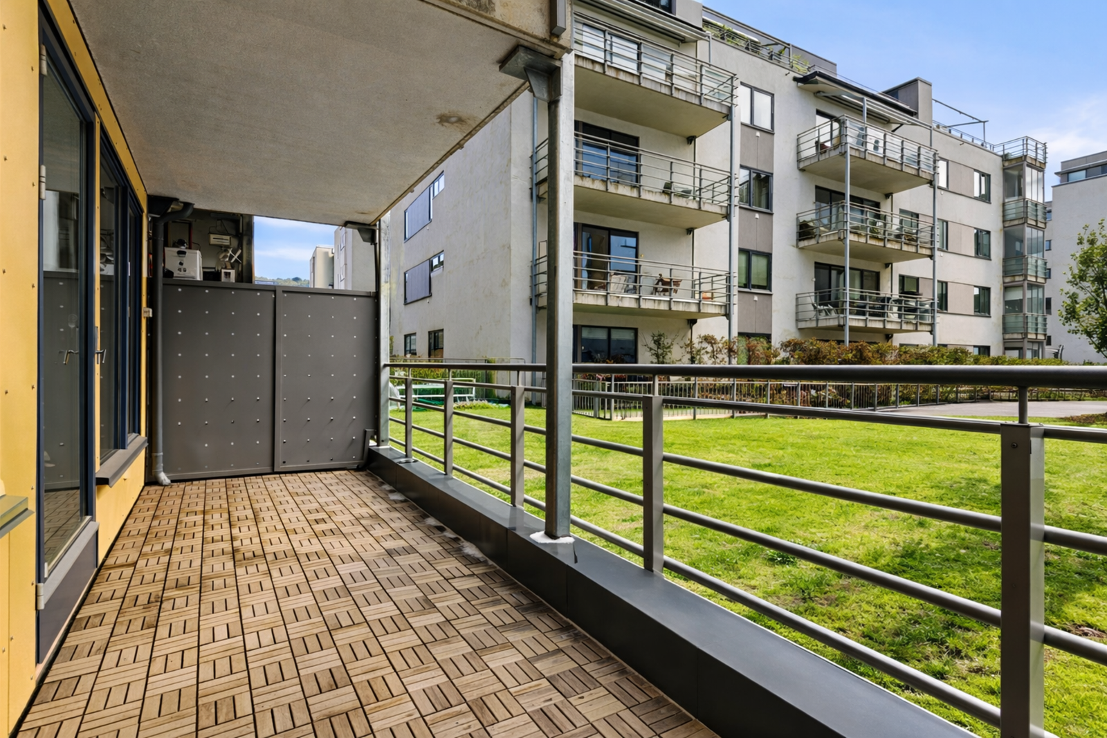 Her er det plass til sittegruppe og grill - en hyggelig uteplass hvor du kan nyte rolige morgener eller varme sommerkvelder. Galleribilde