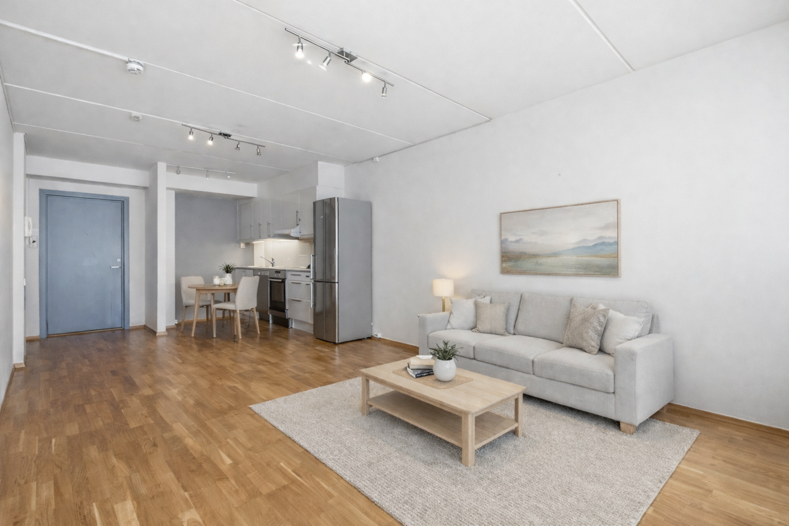 Stuen er lys og luftig med store vindusflater som slipper inn godt med dagslys. Galleribilde