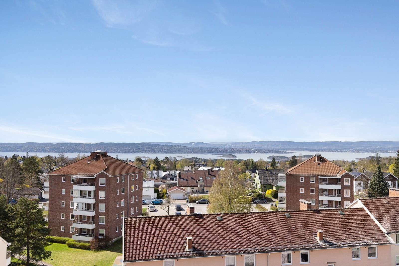 Flott utsikt over området og fjorden. Galleribilde