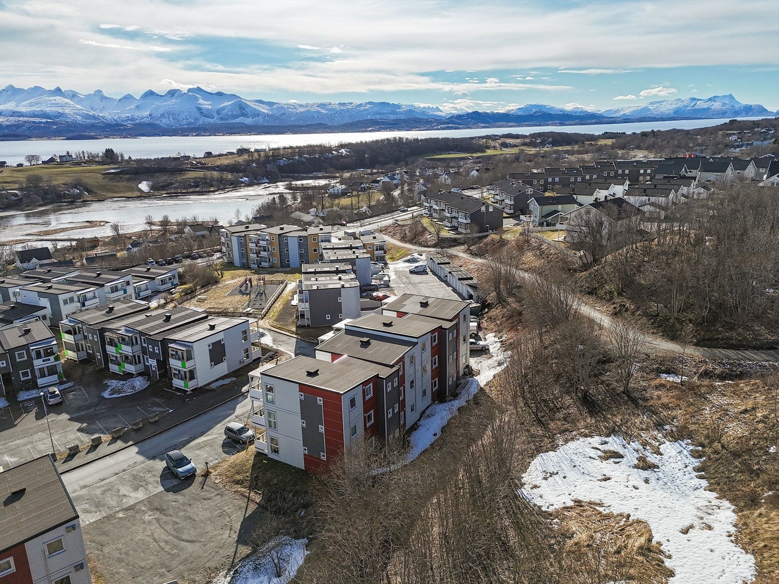 Leiligheten ligger i 3. etasje med fin og luftig beliggenhet Galleribilde