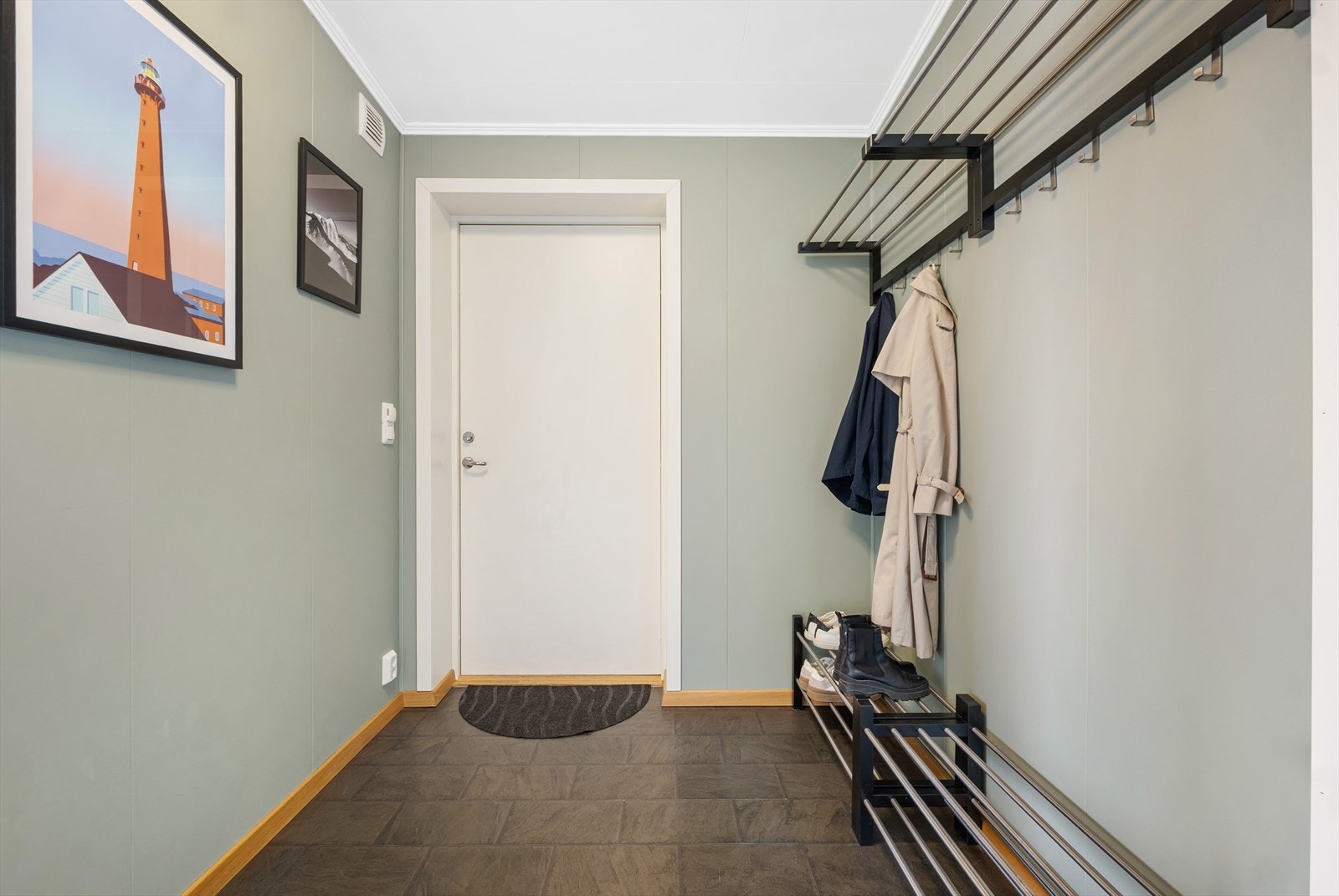Entré med varme i gulv. God plass til oppbevaring Galleribilde
