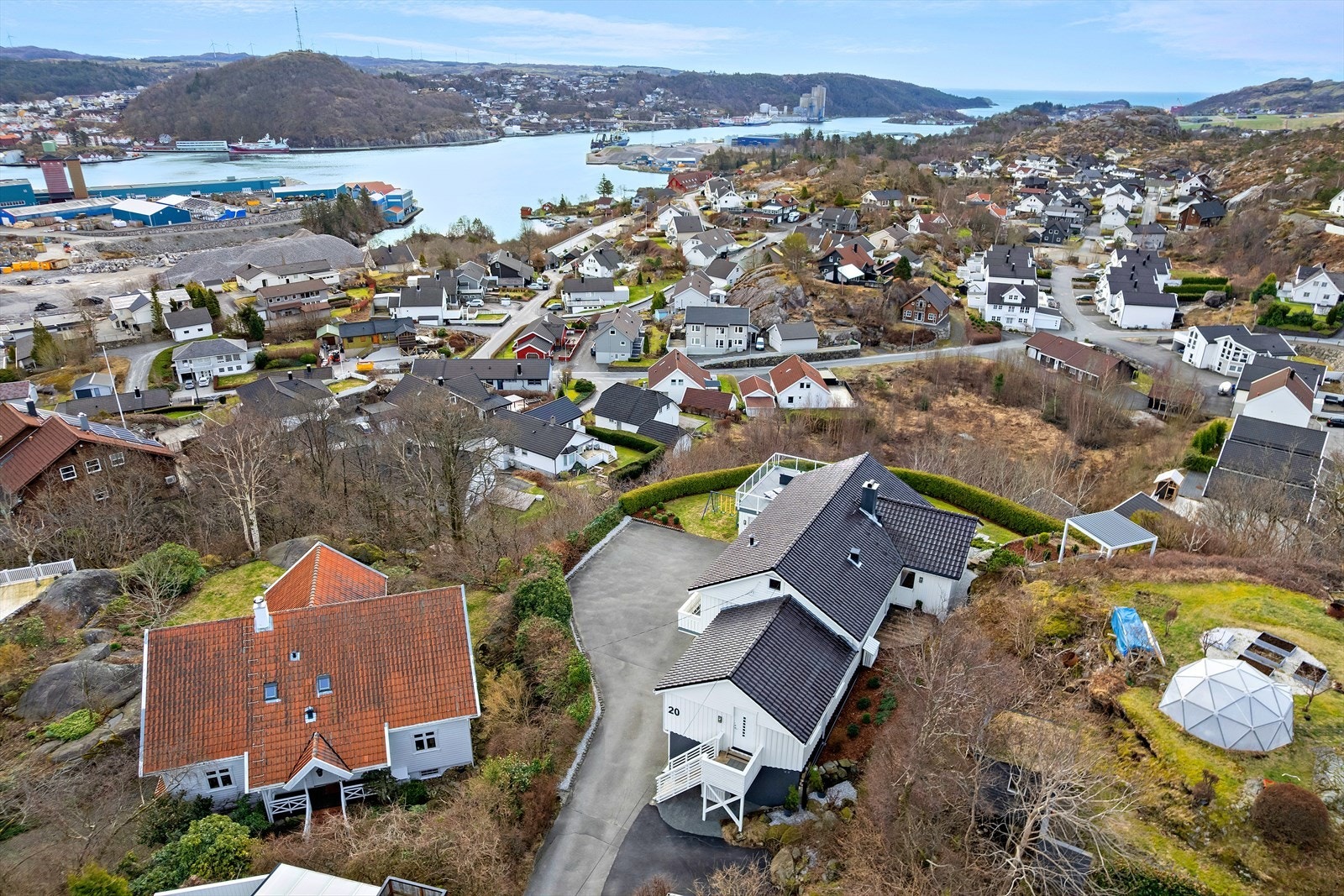 Nabolaget passer perfekt for familier, med kort vei til den nye barneskolen, flere flotte barnehager og et moderne idrettsanlegg. I nærområdet finner du også dagligvarebutikk. Galleribilde