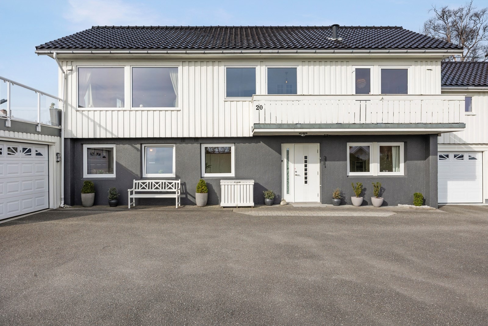 Flatt gårdsrom som ligger i enden av vei. Her er god plass til både parkering og lek Galleribilde