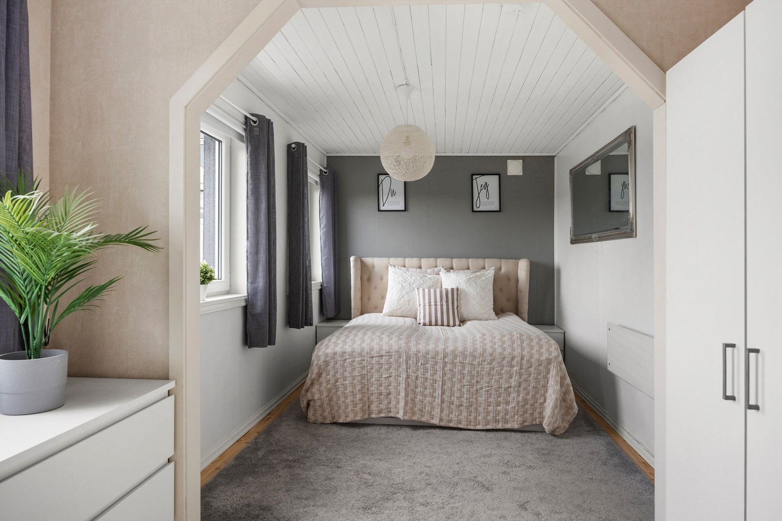 Romslig fint soverom med garderobe Galleribilde
