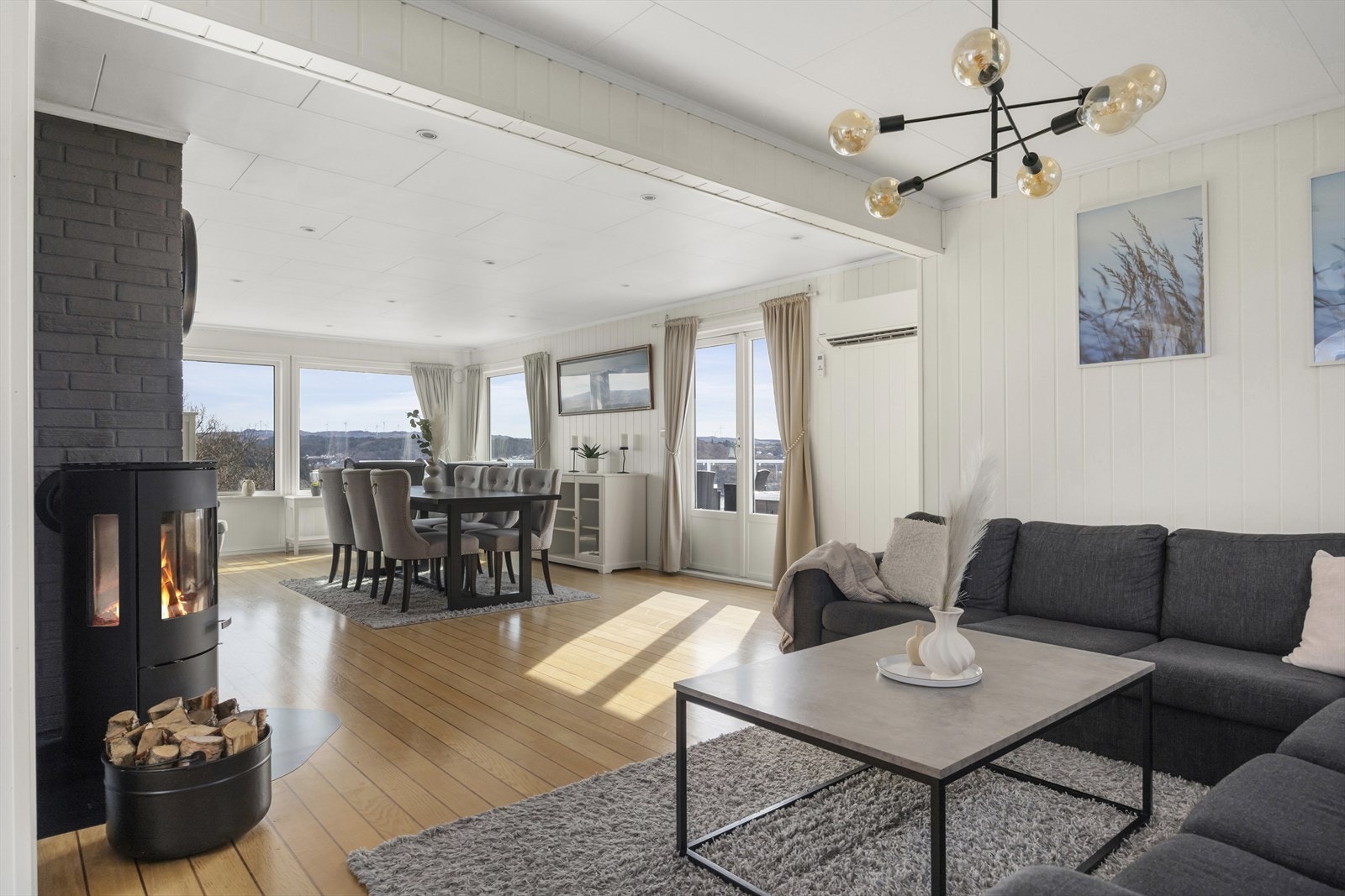 Her er plass til både sofagruppe, spisebord og sittegruppe. Galleribilde