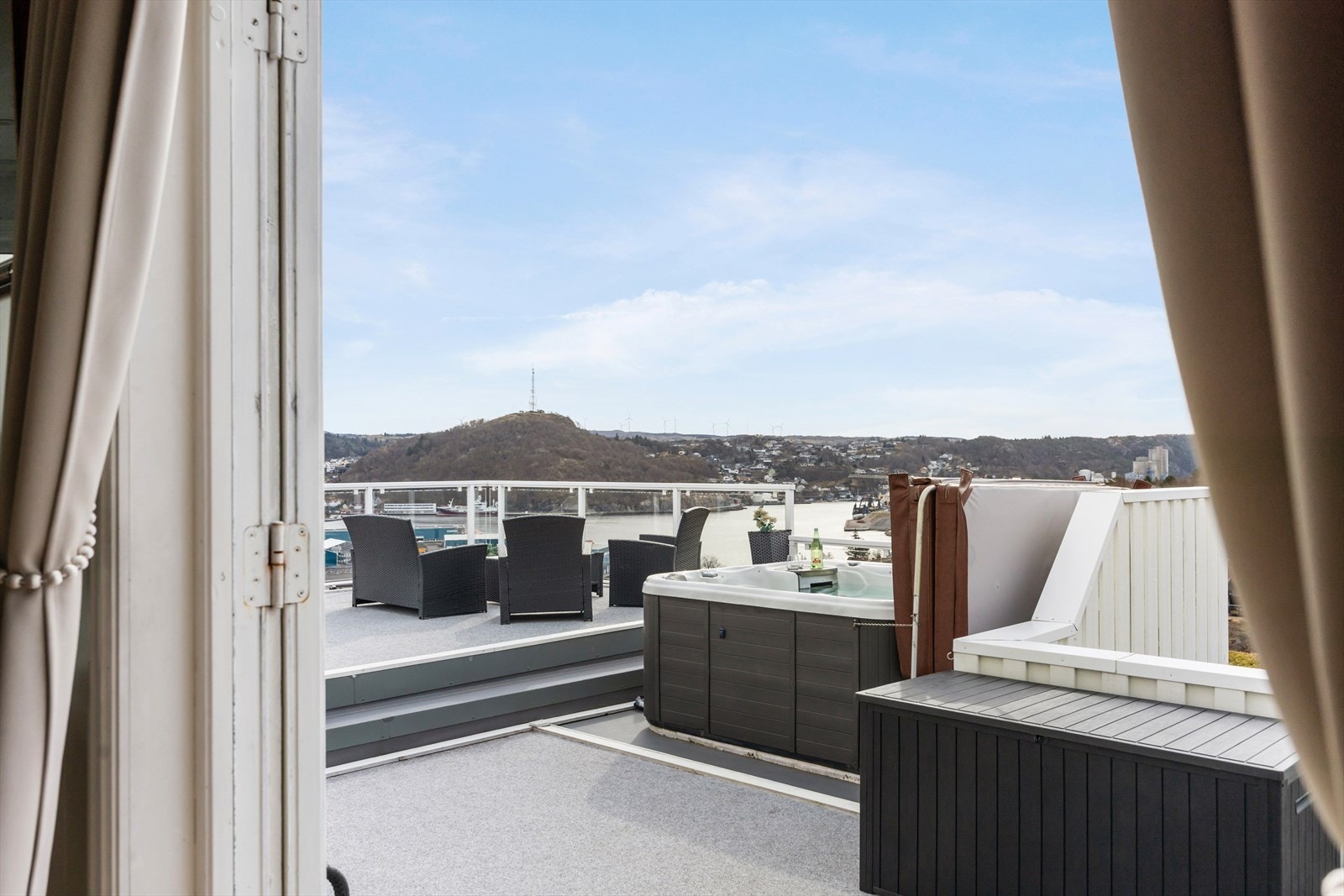 Utgang til terrasse fra stue Galleribilde