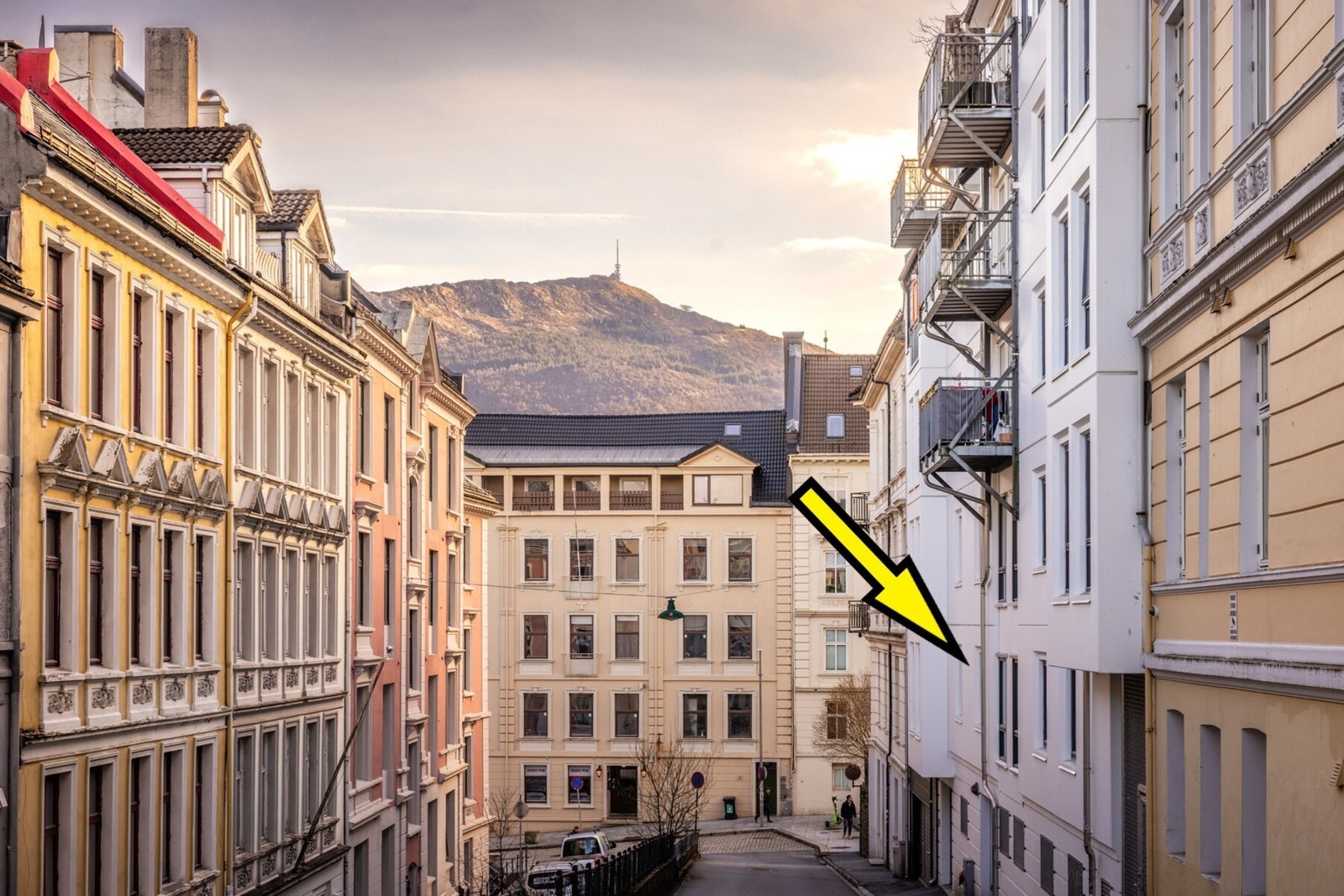 Leiligheten ligger i en lite trafikkert gate. Det er ingen innsyn fra gaten. Galleribilde