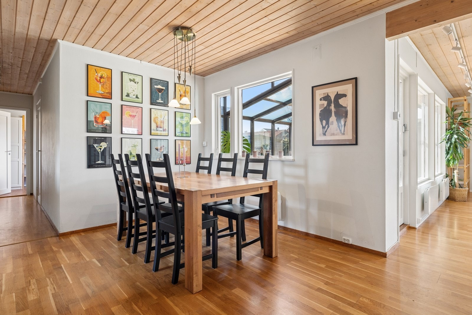 Her er det god plass til spisestuebord med plass til flere gjester Galleribilde