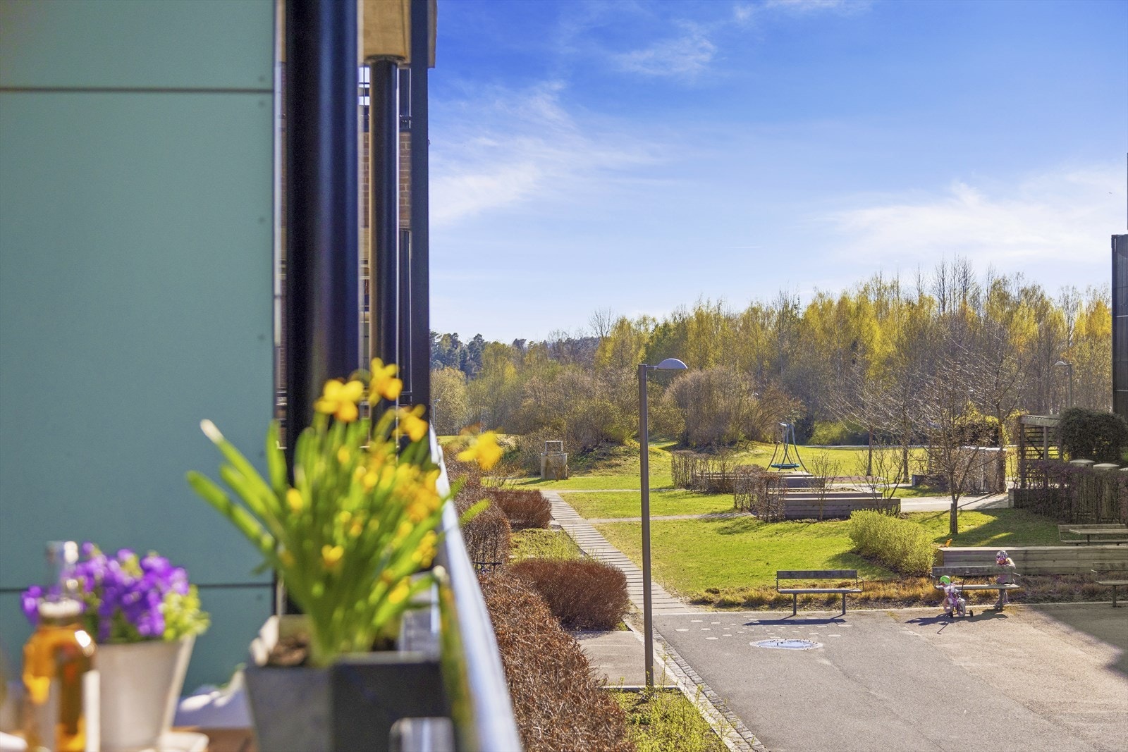 Vestvendt balkong på ca. 12 kvm med sol fra ettermiddagen og hyggelig utsyn mot friområde. Galleribilde