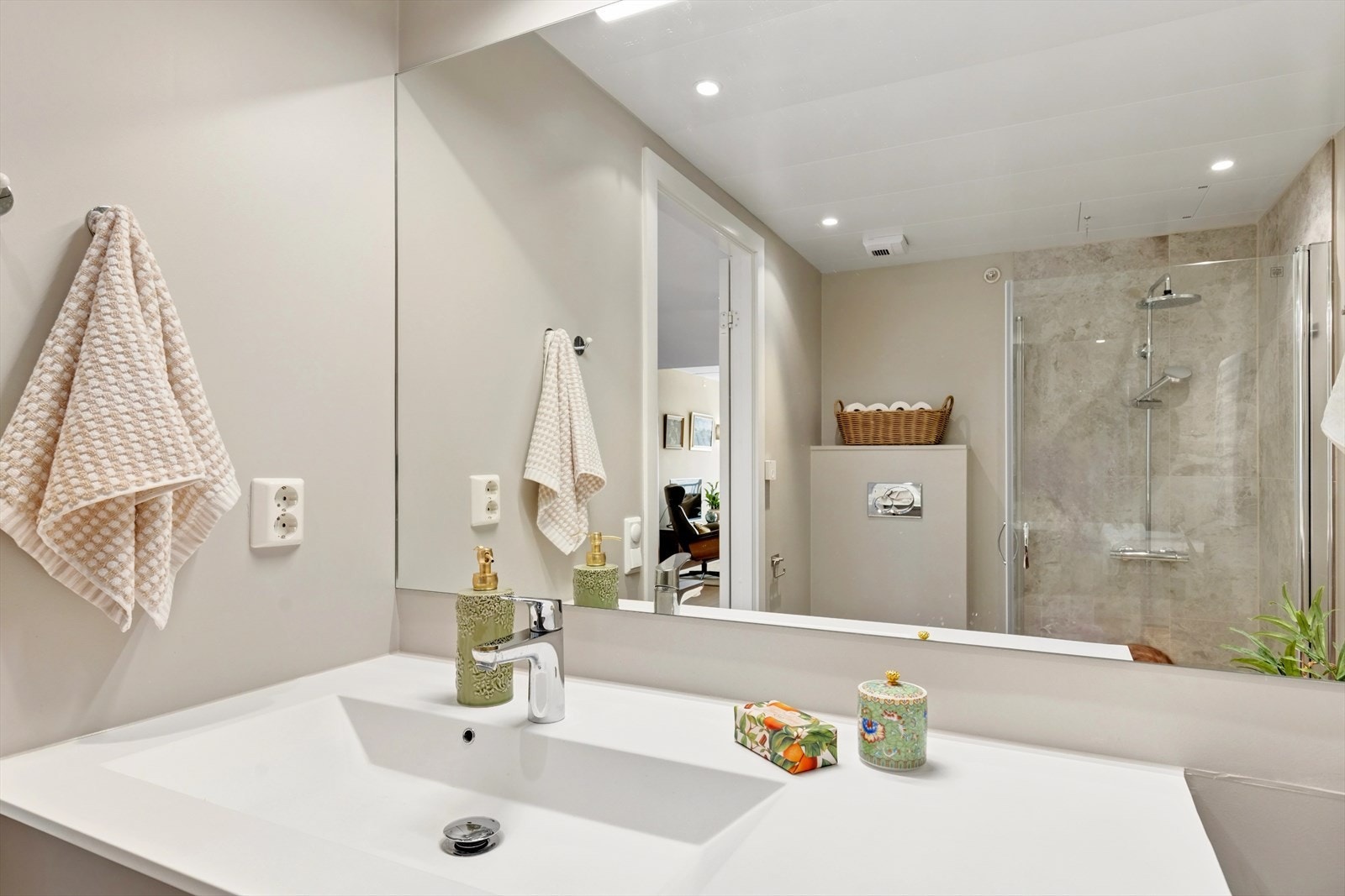 Badet er romslig og tiltalende, og ble oppgradert i 2025 med nye overflater og ny innredning. Galleribilde