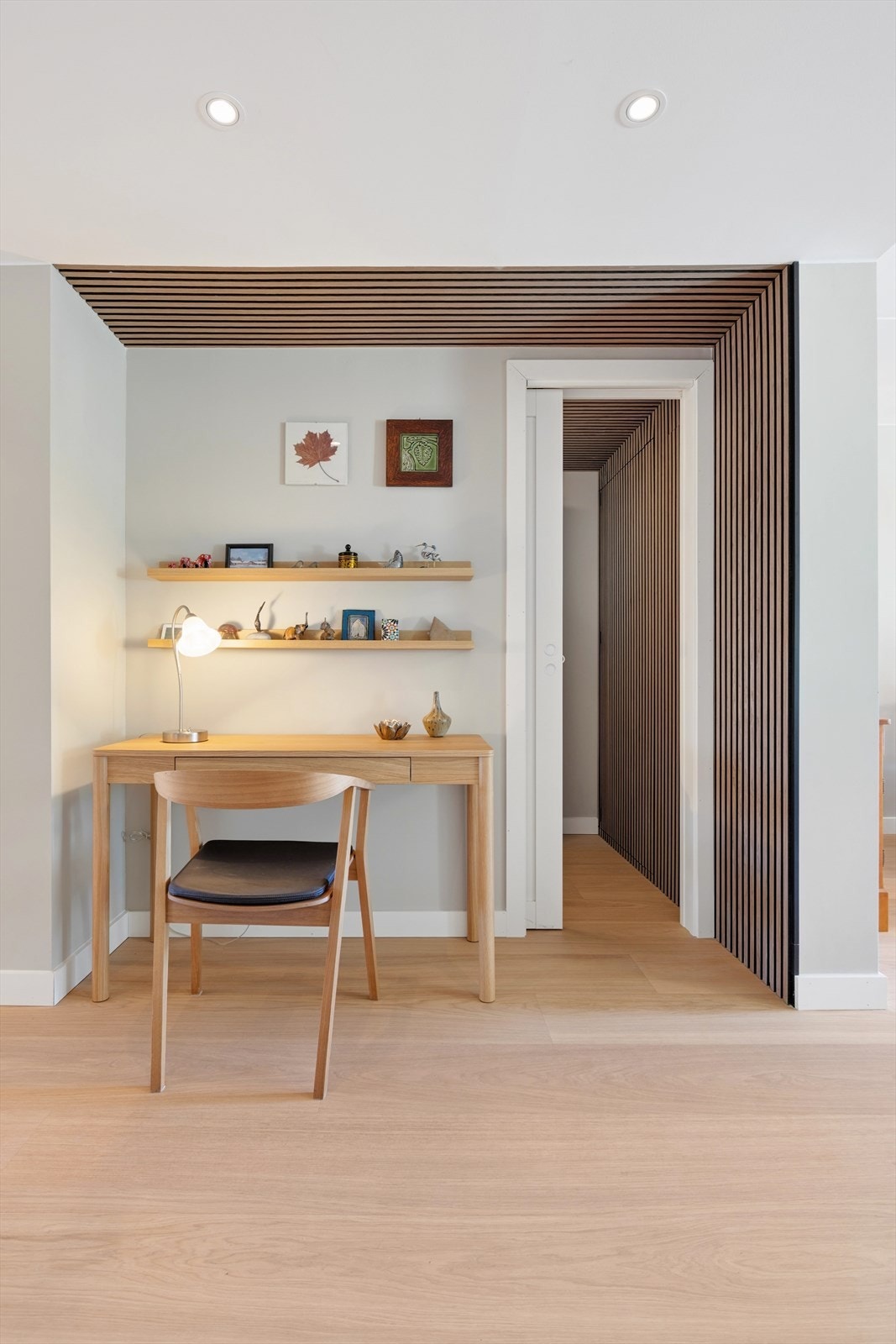 Innvendig bod med god plass til fryseskap og lagring. Smart kontorløsning utenfor! Galleribilde