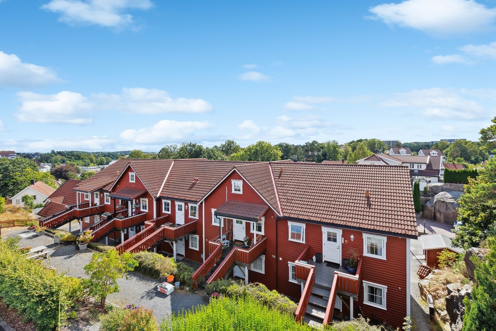 Leiligheten ligger i et veletablert boligområde i Sameiet Grømheia 160, som består av 10 seksjoner. Galleribilde