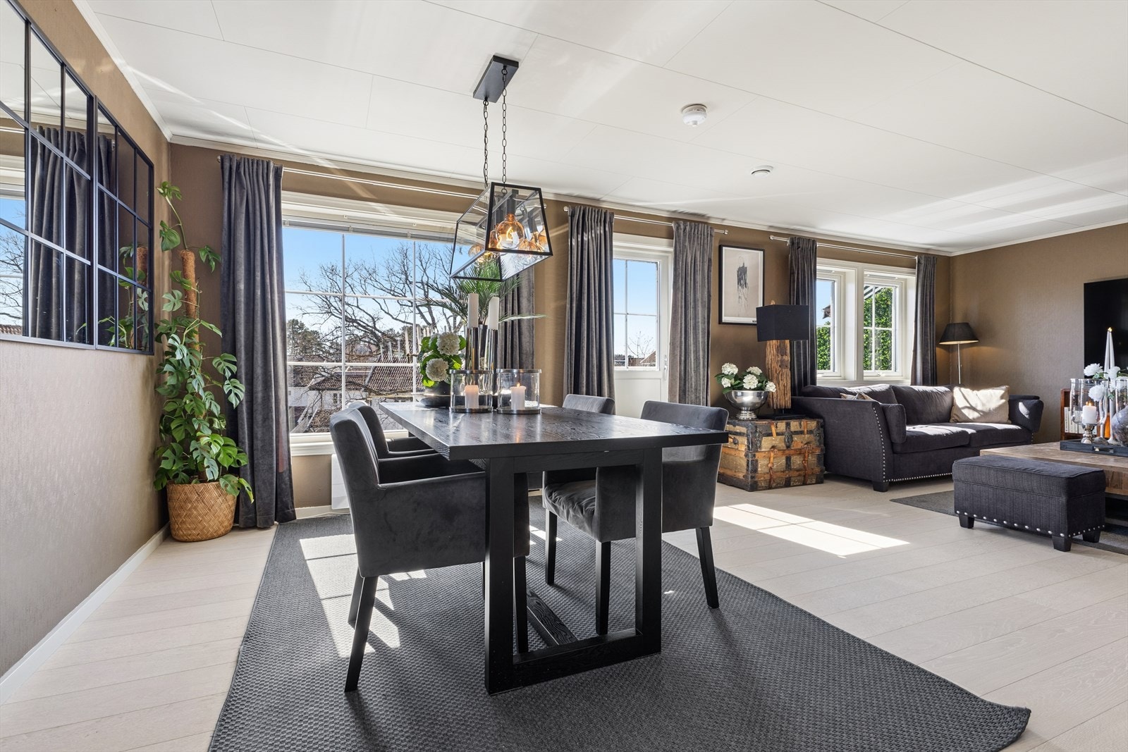 Fra stuen er det direkte utgang til den store, sørvendte terrassen. Galleribilde