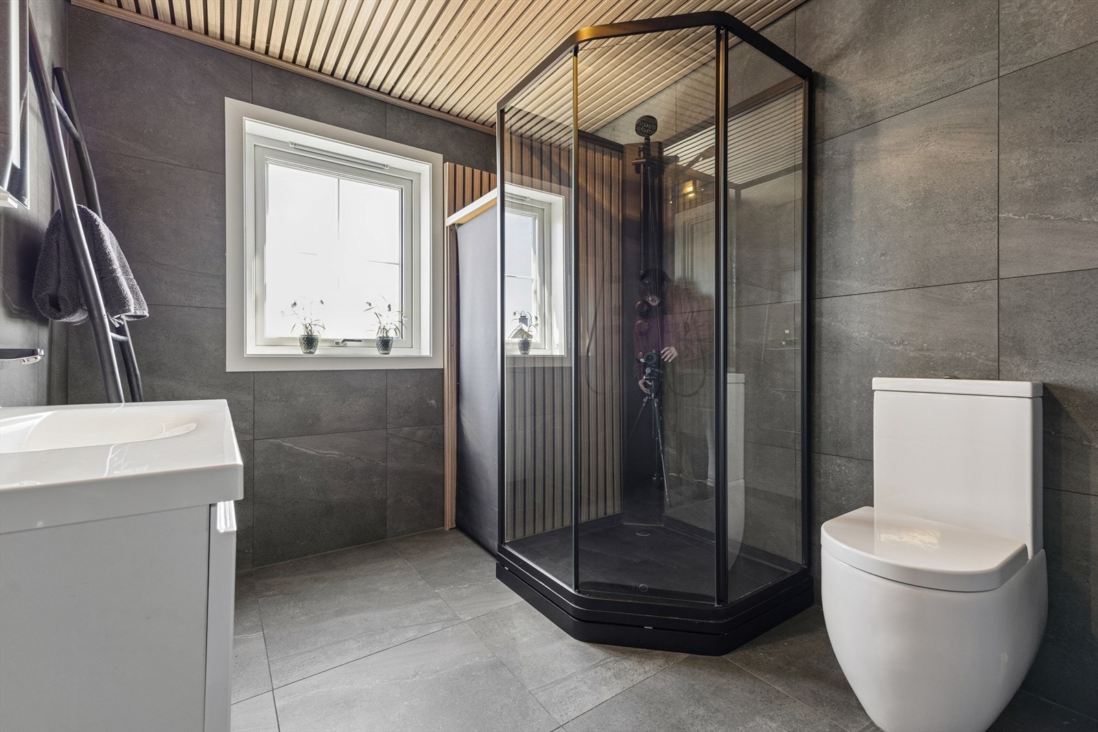 Badet i hovedetasjen ble renovert i 2021 med fliser på gulv og vegger, spilehimling og dusjkabinett. Galleribilde
