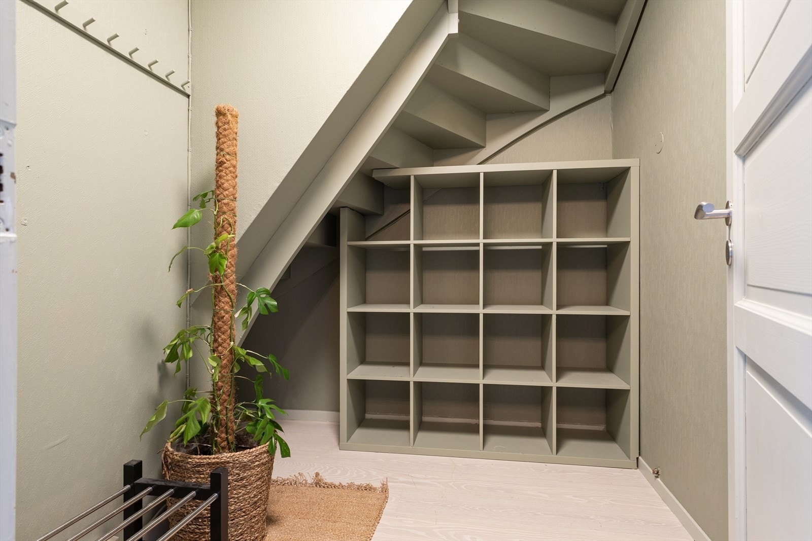 Under trappen er det god plass for oppbevaringsløsninger. Leiligheten har egen, privat inngang. Galleribilde