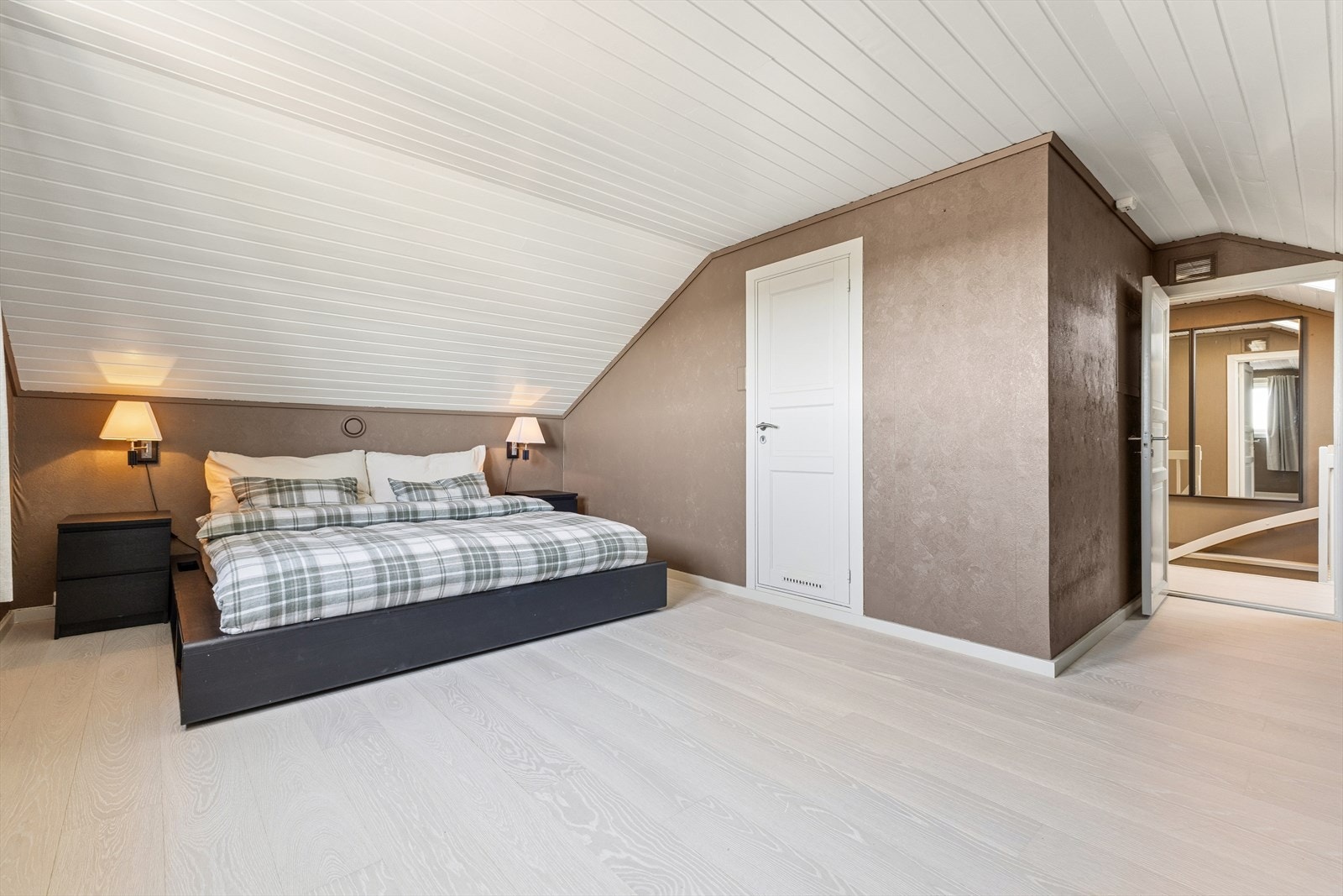 Loftet er i dag innredet som et svært romslig soverom, med god plass til både seng og en egen sittegruppe. Galleribilde