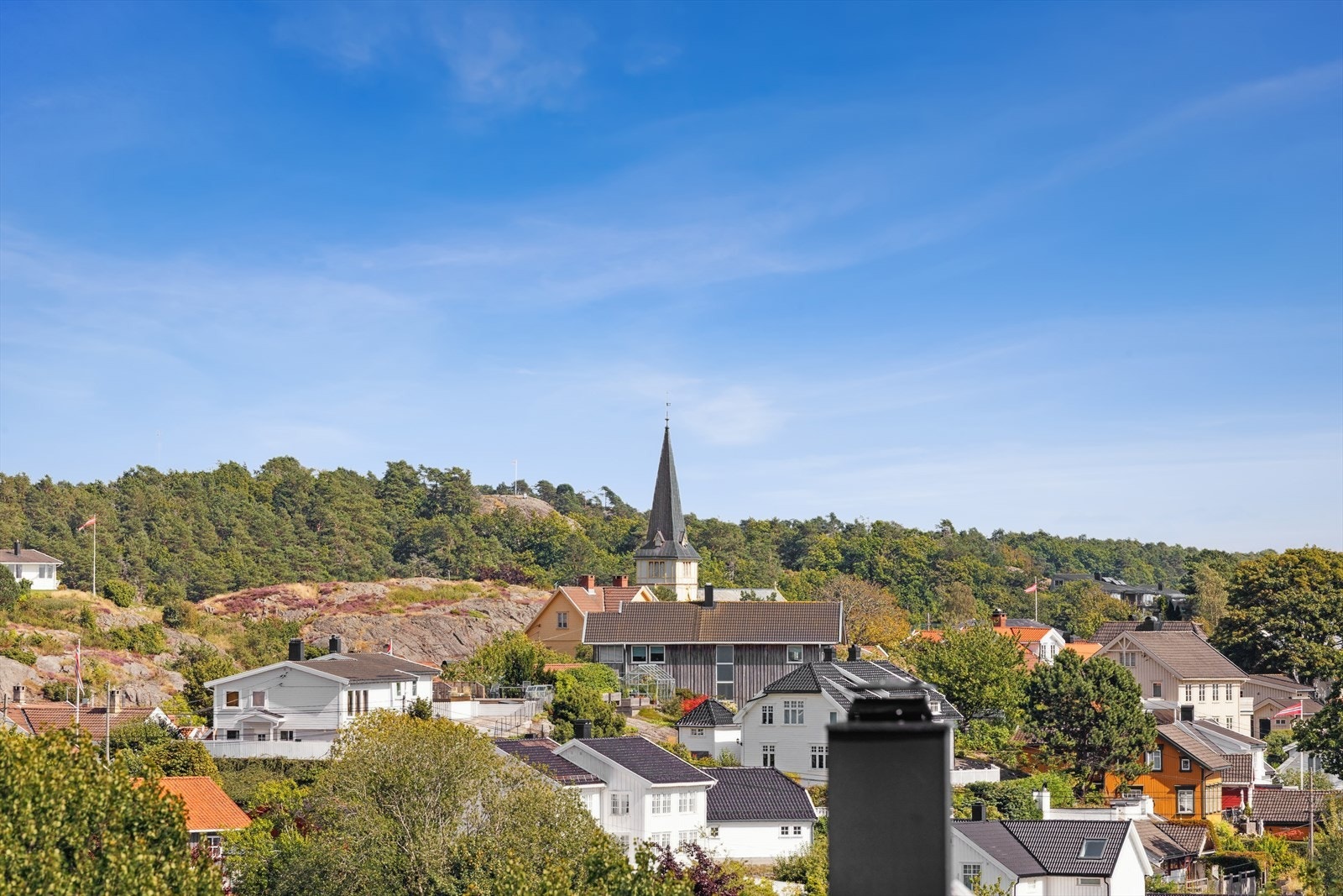 Beliggenheten er svært sentral i Grimstad, med kort gangavstand til skoler, butikker og kollektivtransport. Galleribilde