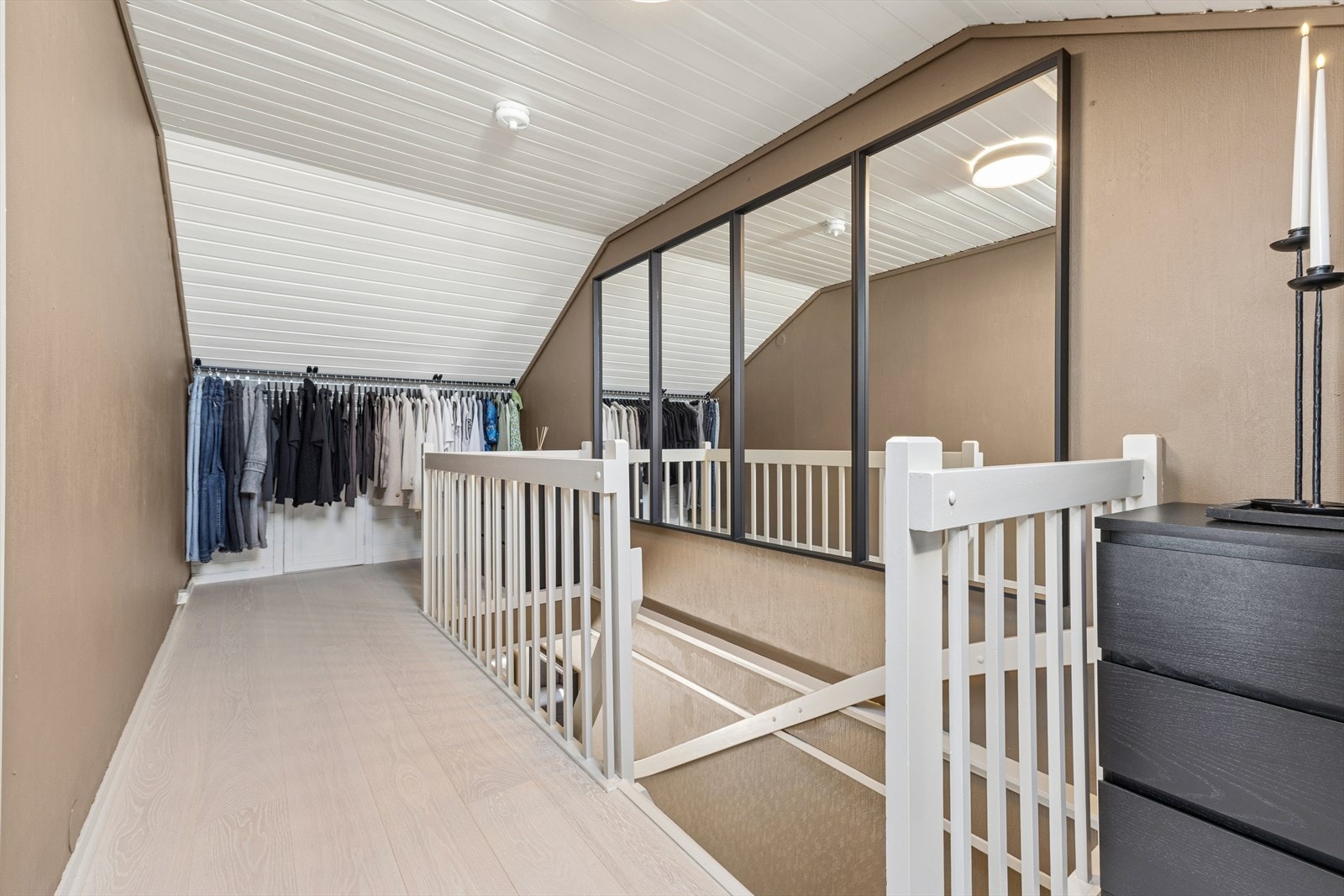 Loftsgangen gir tilgang til store krypboder for rikelig med lagringsplass. Galleribilde