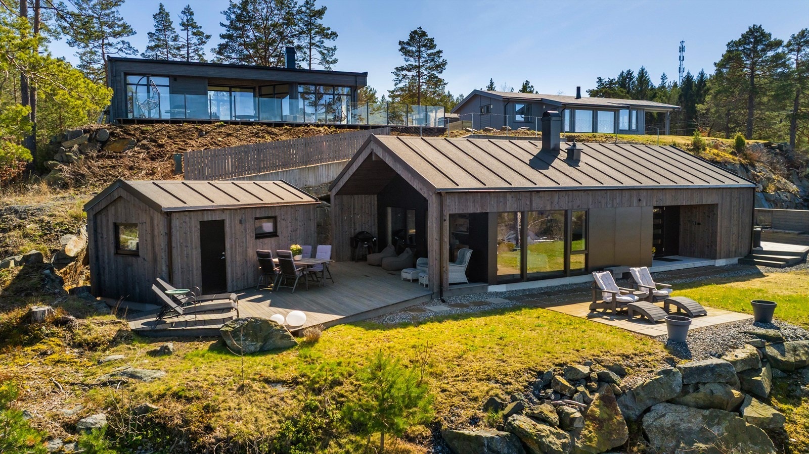 Eiendommen ligger omtrent midt på øya, på nordsiden med en fantastisk tilgang til sjøen og sol fra morgen til kveld sommerstid. Galleribilde