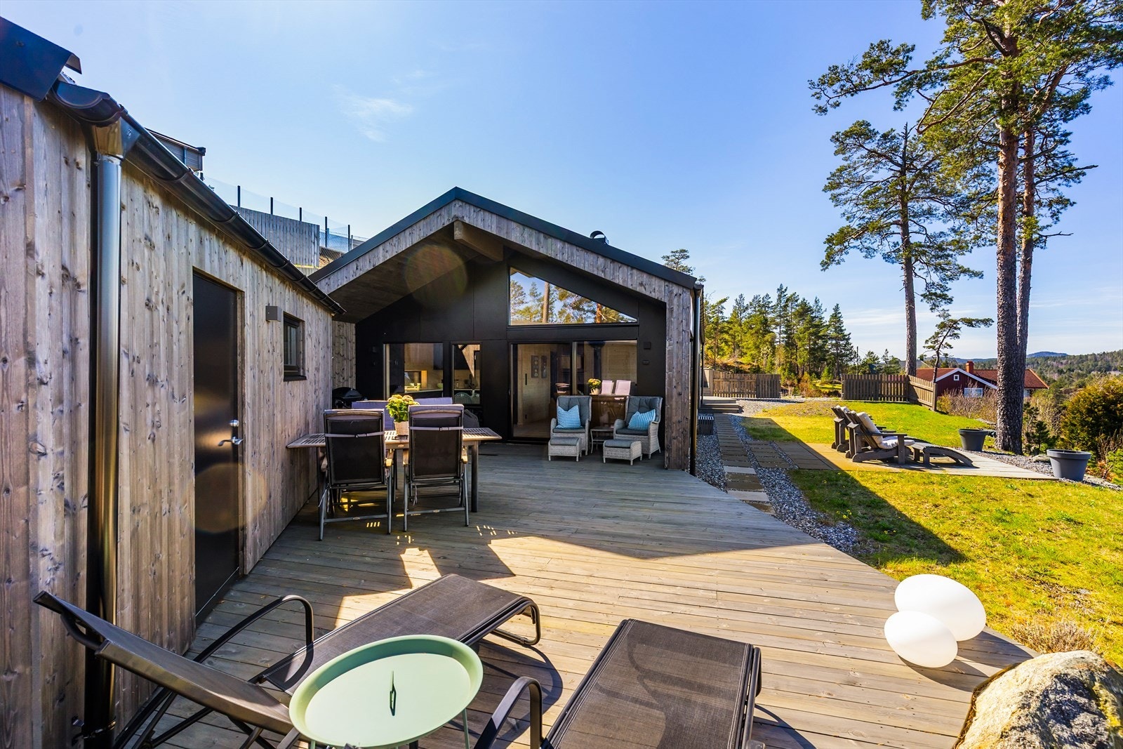 Nyere, moderne kvalitetshytte med fantastisk utsikt og gode solforhold! Galleribilde