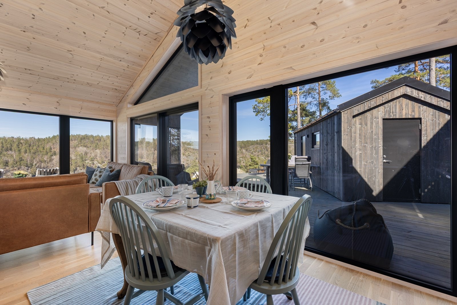 Hytta er oppført av Norgeshus (Mesto), og holder en gjennomgående god standard med parkett på gulv og furupanel på vegger og i himling, som gir en lun og varm hyttefølelse. Galleribilde